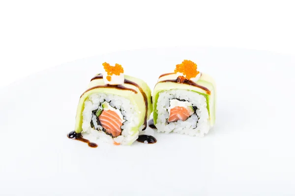 Heerlijke avocado sushi roll met zalm. — Stockfoto