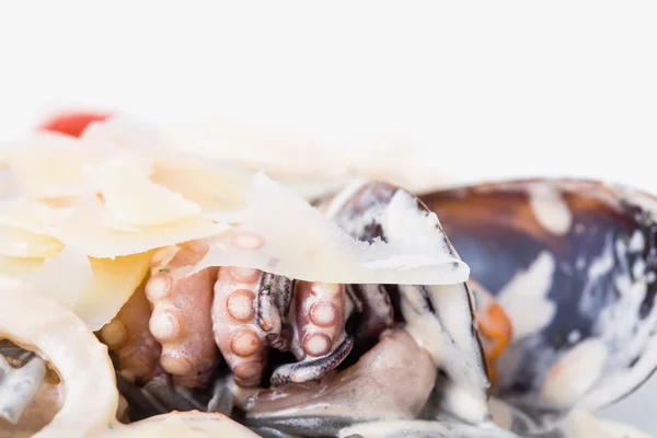 Pasta negra con mariscos en salsa crema . —  Fotos de Stock