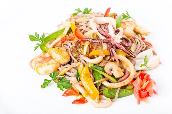 Delicious noodles with seafood and vegetables. — Stock Photo, Image
