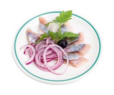 Dilimlenmiş kırmızı soğan ile lezzetli tuzlanmış ringa balığı.