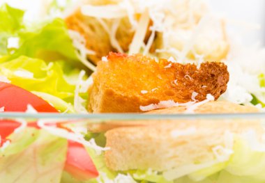 Lezzetli sebze salatası kruton ve peynir.