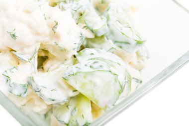 Ekşi krema salatalık ve karnabahar salatası.