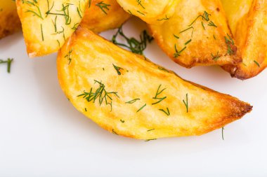 Patates dilimleri kıyılmış dereotu ile pişmiş.