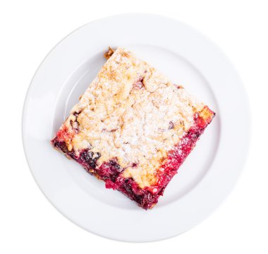 Pudra şekeri ile lezzetli vişneli tart.