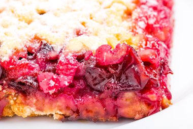 Pudra şekeri ile lezzetli vişneli tart.