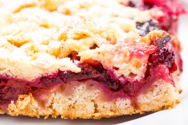 Pudra şekeri ile lezzetli vişneli tart.