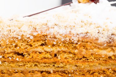 Gevrek şeker ve krema ile lezzetli pasta.