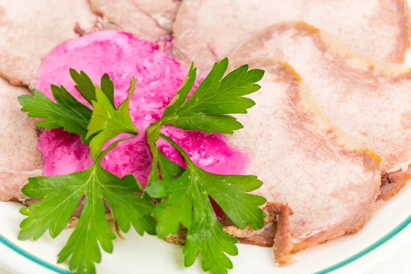 Língua de vitela assada com creme de rábano . — Fotografia de Stock