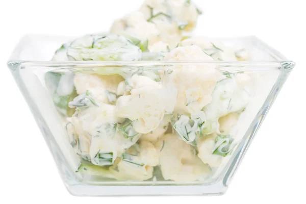 Gurken-Blumenkohl-Salat mit saurer Sahne. — Stockfoto