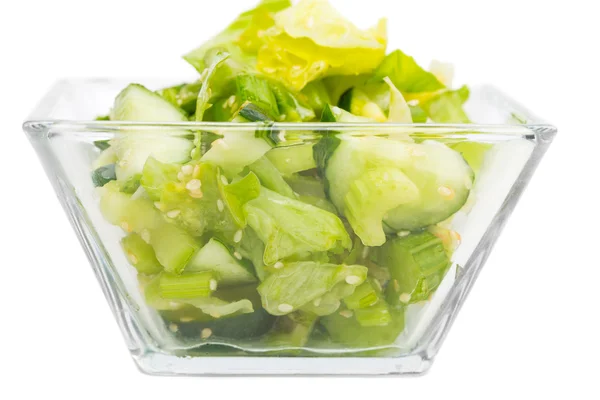 Verse vegetarische salade met selderij en komkommer. — Stockfoto