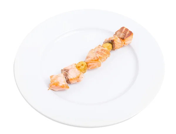 Kebab au saumon grillé sur brochette . — Photo