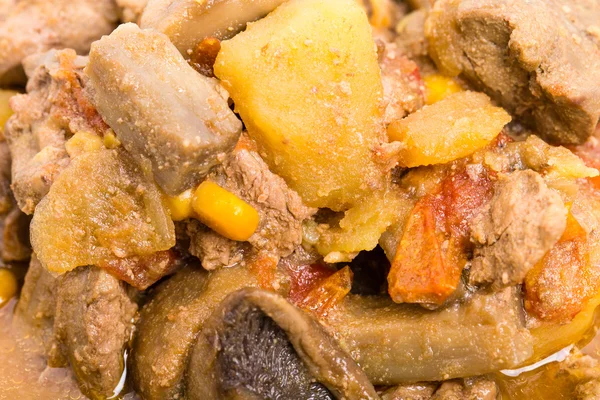 Fegato di pollo stufato con funghi e patate . — Foto Stock