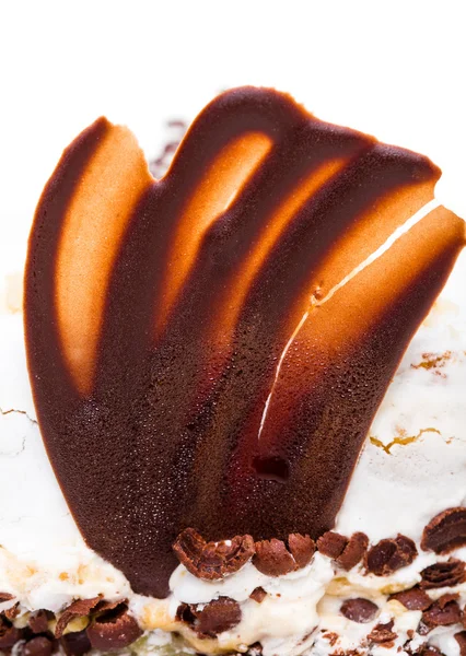 Deliziosa torta con ricciolo di cioccolato e noci di cocco . — Foto Stock