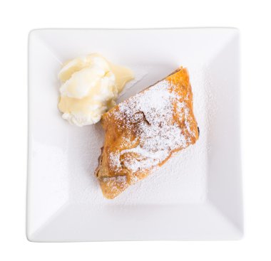 Elma ve ceviz ile lezzetli meyveli turta.