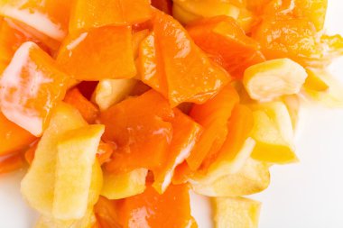 Lezzetli elma ve şeftali tatlısı.