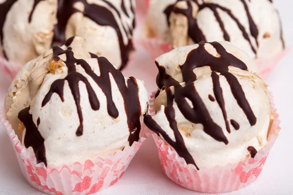 Delicious meringue cakes with chocolate. — Stock Photo, Image