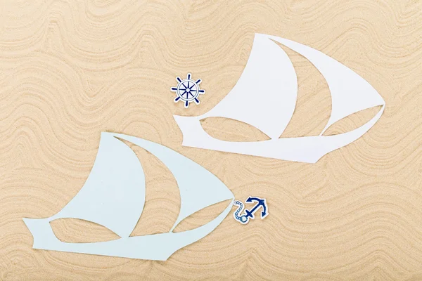 Barcos con cortadoras de papel sobre arena ondulada . — Foto de Stock