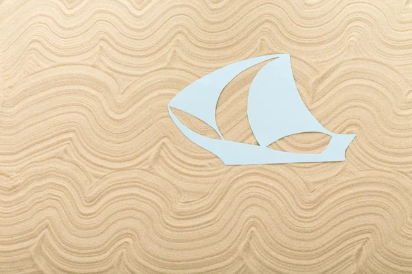 Barco de papel sobre arena ondulada . — Foto de Stock