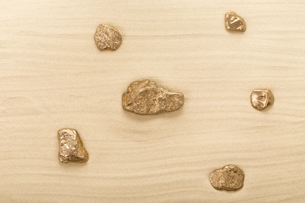振られる砂の上の黄金の石. — ストック写真