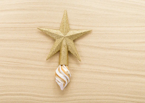 Glitter christmas star topper on sand. — Stock Photo, Image