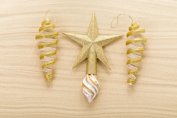 Étoile de Noël et décorations sur sable . — Photo