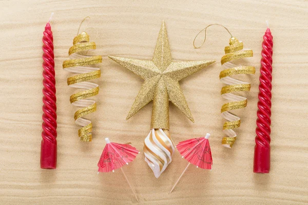 Julstjärna och dekorationer på sand. — Stockfoto