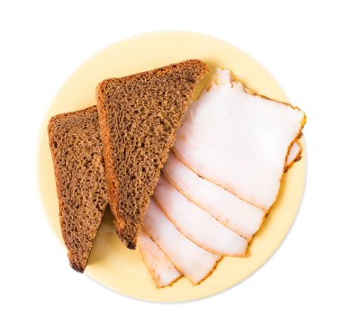 Domuz domuz yağı yağı çavdar ekmeği ile dilimlenmiş.