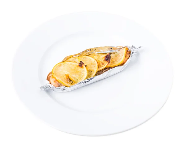 Foiled baked salmon with lemons. — Stock Photo, Image