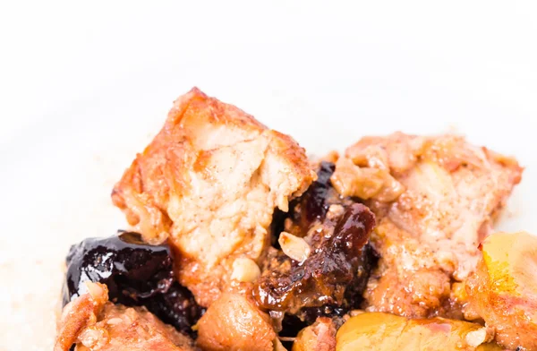 Kurutulmuş Erik soslu domuz eti pişmiş geleneksel.