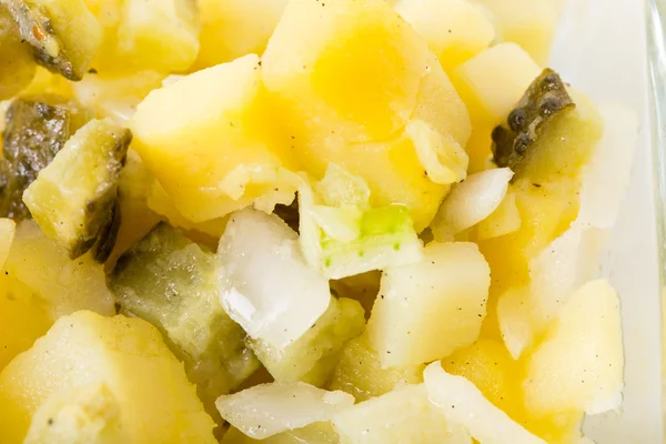 Картопляний салат з огірком і цибулею . — стокове фото