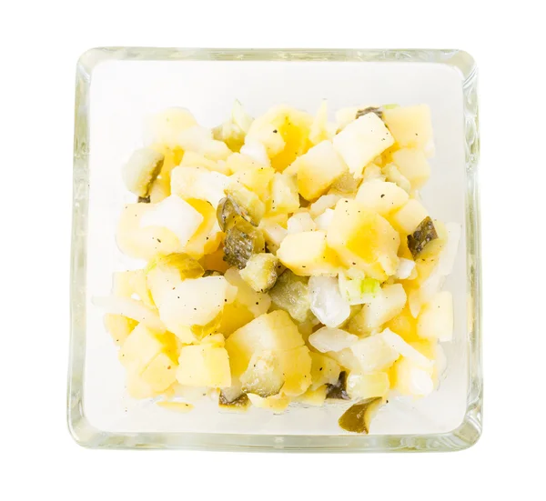 Aardappelsalade met komkommer en uien. — Stockfoto