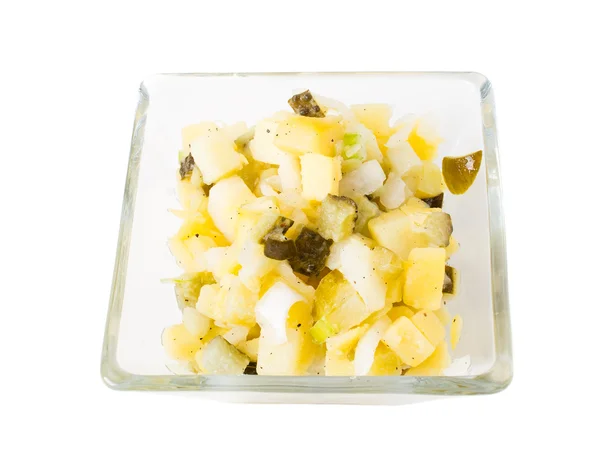 Aardappelsalade met komkommer en uien. — Stockfoto