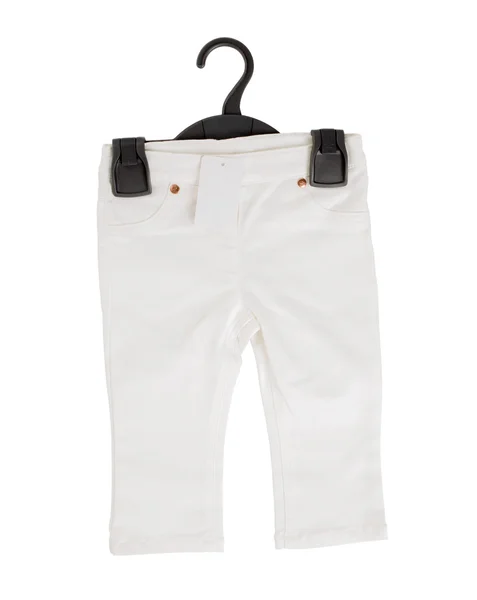 Pantalones cortos de mezclilla blancos en percha de plástico negro . — Foto de Stock
