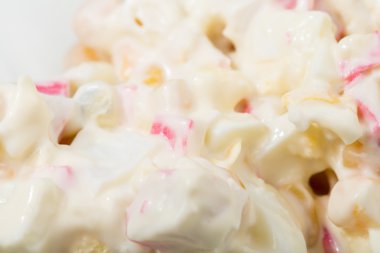 Mısır salatası yumurta ve yengeç sopa.