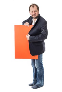 Turuncu karton sayfa tutan adam.