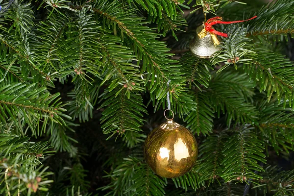 Campana de Navidad y bola dorada . — Foto de Stock