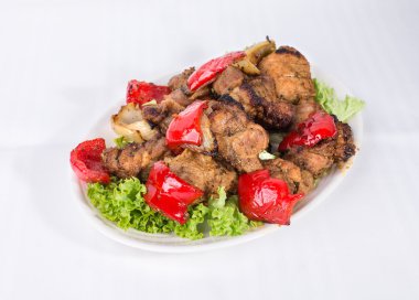 Lezzetli domuz eti şiş kebap kırmızı biber ile.