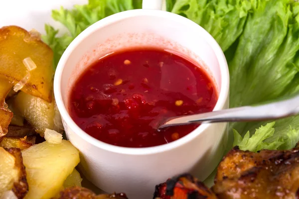 Köstliche würzige rote Tomatensauce. — Stockfoto