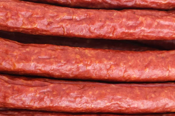 Вкусные копченые говяжьи сосиски . — стоковое фото
