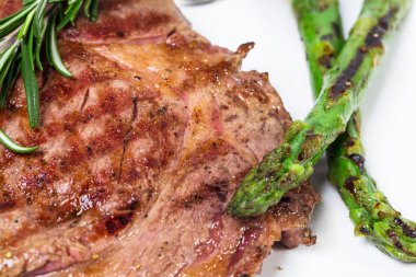 Lezzetli sığır eti biftek ızgara kuşkonmaz ile.