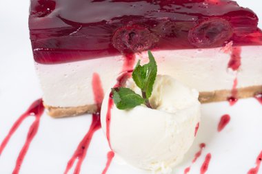 Nane ile lezzetli vişneli cheesecake.