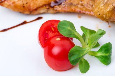 Domates ve kızarmış tavuk salatası Mısır.