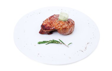 Ot tereyağı ile lezzetli sığır eti biftek.