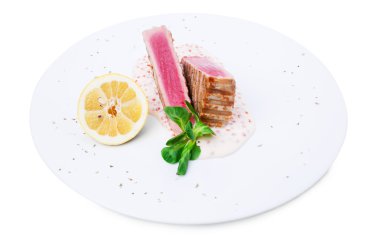 Izgara ton balığı filetosu sos ve limon ile.