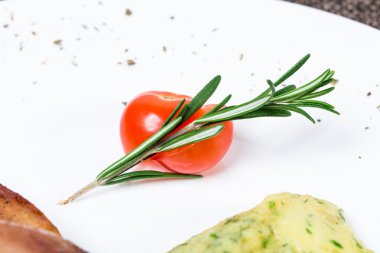 Taze biberiye ve domates kiraz.