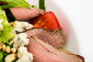 Sıcak Kızartılmış sığır eti keçi peyniri salatası.