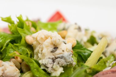 Sıcak Kızartılmış sığır eti keçi peyniri salatası.