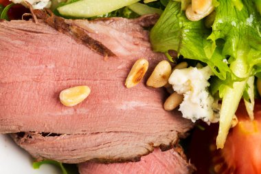 Sıcak Kızartılmış sığır eti keçi peyniri salatası.