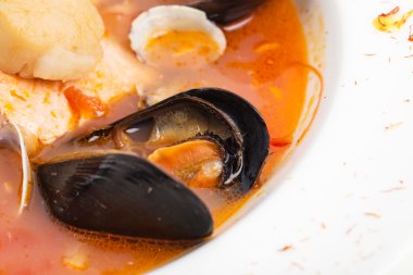 Baharatlı domates deniz mahsulleri çorbası safran ile.