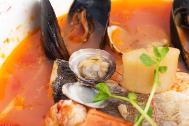 Baharatlı domates deniz mahsulleri çorbası safran ile.